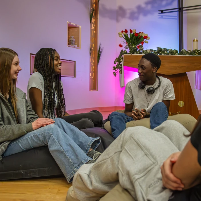 Des élèves discutent dans une chapelle d'une école secondaire du CECCE.