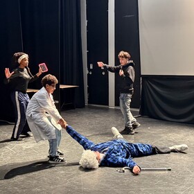 Nos élèves ont travaillé avec passion sur deux saynètes qui mettent en lumière les principes de la catholicité. 