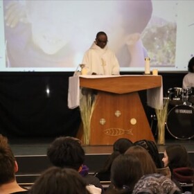 L'abbé Kizito de la Paroisse Sainte-Marie célébre la messe 