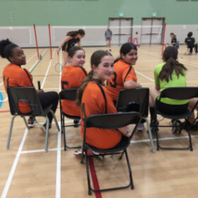 Élèves de l'équipe de badminton posant pour une photo.