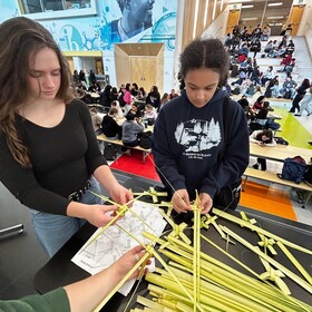 Deux élèves qui font le tressage des rameaux