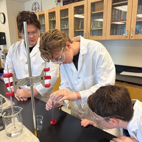 Trois élèves en chimie en train de réaliser des réactions d’estérification