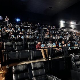 Les élèves au cinéma en train de regarder le film