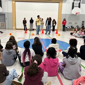 Les élèves du secondaire animent un Pep Rallye devant des élèves de 5e année 