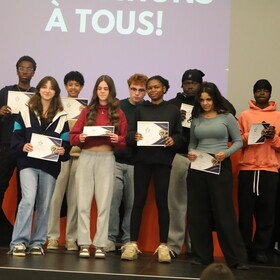 Groupe d'élèves avec leurs prix 