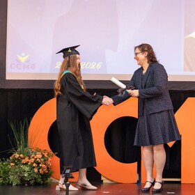 La directrice remet le diplôme à une élève