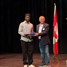 Remise de prix à Asaël Kwessu par le Rotary Club of Orleans