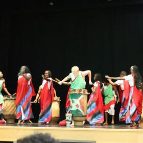 Groupe d'élèves sur la scène particpant à l'atelier de percussion