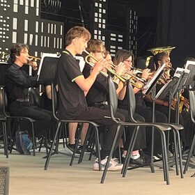 Les élèves en plein concert sur scène