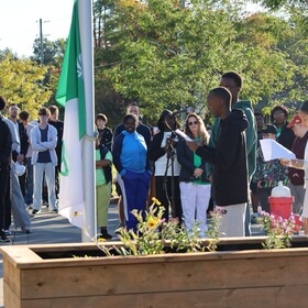 Levée du drapeau franco-ontarien par un élève