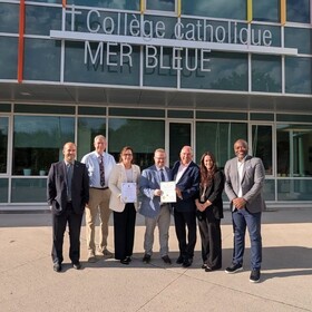 Nos dignitaires invités lors du 10ᵉ anniversaire, en compagnie de la directrice de l'école