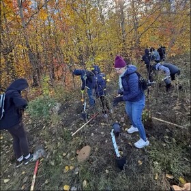 Des élèves en train d'aider à planter des arbres au parc Nantes
