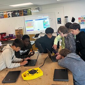 Groupe d'élèves d'Émergence particpant aux ateliers de robotique de Maker Mibile de l'uOttawa