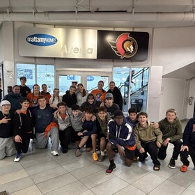 Photo de groupe de l'équipe d'ultimate frisbee avec ses entraîneurs
