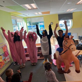 Nos élèves en costume animent une activité pour les tout-petits